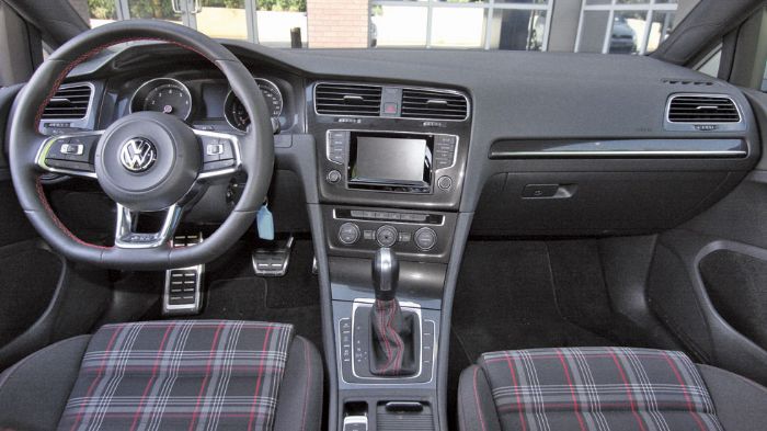 Tο εσωτερικό των δυο Golf επιδόσεων είναι ταυτόσημο. Τα καθίσματα με την καρό απόχρωση αποτελούν σήμα κατατεθέν, όπως και η έγχρωμη οθόνη αφής. Ειδοπο
