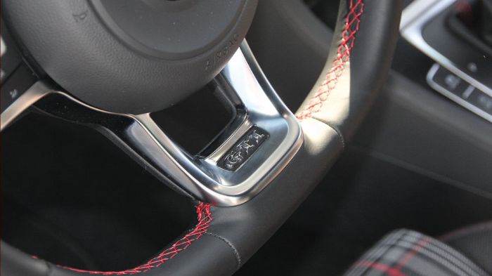 Tο εσωτερικό των δυο Golf επιδόσεων είναι ταυτόσημο. Τα καθίσματα με την καρό απόχρωση αποτελούν σήμα κατατεθέν, όπως και η έγχρωμη οθόνη αφής. Ειδοπο