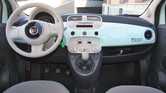 Το γνώριμο ρετρό-μοντέρνο εσωτερικό του Fiat 500, στην έκδοση Cult αποκτά όμορφους χρωματισμούς, πιο φωτεινές επενδύσεις και περισσότερο στάνταρ εξοπλ