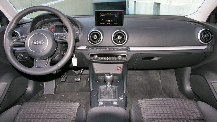 Στο εσωτερικό του το Audi A3 Sport Sedan διατηρεί χωρίς αλλαγές μια λιτή και απέριττη εικόνα, ενώ η κορυφαία ποιότητα προβάλει τον premium χαρακτήρα τ