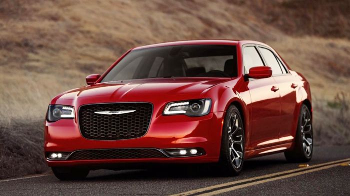 Στο ανανεωμένο Chrysler 300 μεγάλωσε η μάσκα και άλλαξαν τα φωτιστικά του σώματα, με την όλη εμπρόσθια όψη του να αντλεί έμπνευση από εκείνη του μικρό