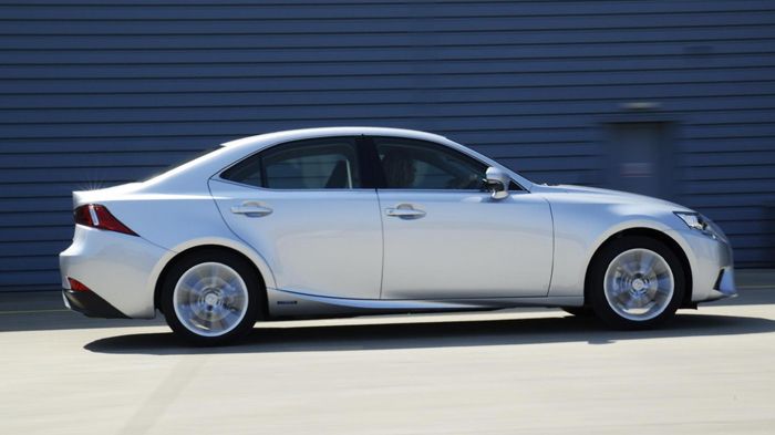 Η Lexus παρουσίασε το υβριδικό IS 300h Executive Edition, το οποίο απευθύνεται σε eco-friendly αγοραστές από το Ην. Βασίλειο.