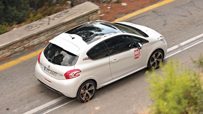 Το Peugeot 208 GTi είναι 
εξαιρετικά σταθερό και κρατάει με πείσμα την ιδανική γραμμή.