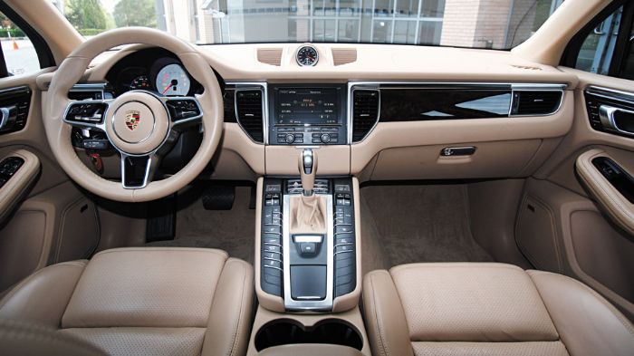 Λιτές σχεδιαστικές φόρμες, αλλά πολυτελής διάκοσμος και κορυφαίας ποιότητας υλικά για το οδηγοκεντρικό σαλόνι της Porsche Macan.	