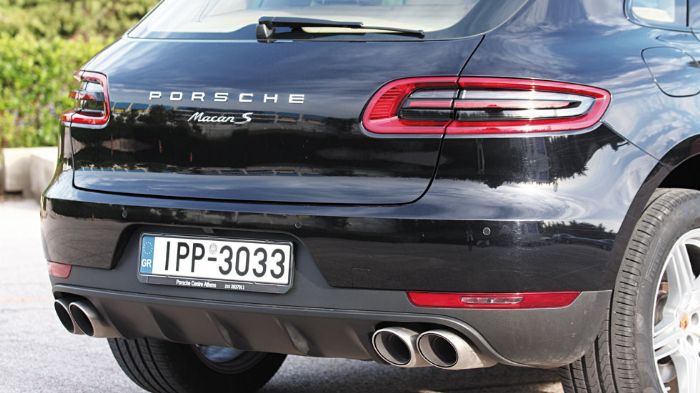 Εντυπωσιακό είναι και το πίσω μέρος της Porsche Macan.