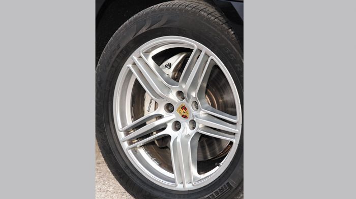 Πανέμορφοι έξτρα τροχοί 19 ιντσών και αεριζόμενοι δίσκοι-ταψιά.