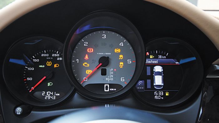 Κλασικός Porsche πίνακας οργάνων με συνδυασμό ψηφιακών και αναλογικών ενδείξεων.