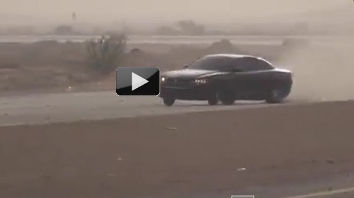 Κανένας επιβάτης του Dodge Charger δεν φορά ζώνη, θέτοντας σε άμεσο κίνδυνο τη ζωή του.