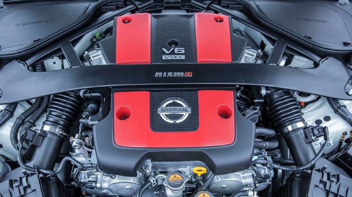 Το ανανεωμένο 370Z NISMO τροφοδοτείται από τον 3.7 λτ. εξακύλινδρο κινητήρα βενζίνης που αποδίδει 344 ίππους ισχύος και 374 Nm ροπής.