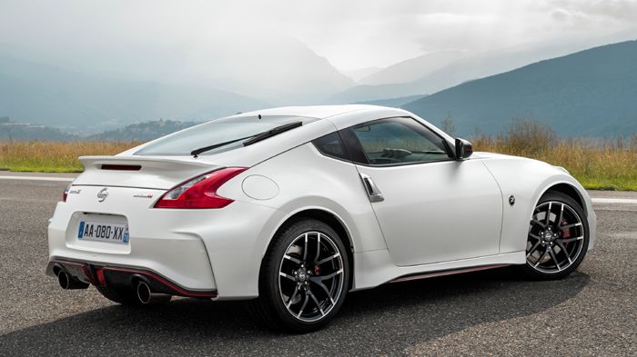 Η νέα έκδοση 370Z NISMO διαθέτει μια μικρότερη πίσω αεροτομή που λειτουργεί σε συνδυασμό με τον νέο εμπρός προφυλακτήρα, ώστε να δημιουργήσει σημαντικ