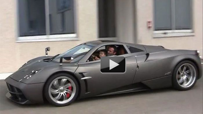 Ο Davide Testi και ο γιος του «δοκιμάζουν» τη νέα Pagani Huarya.