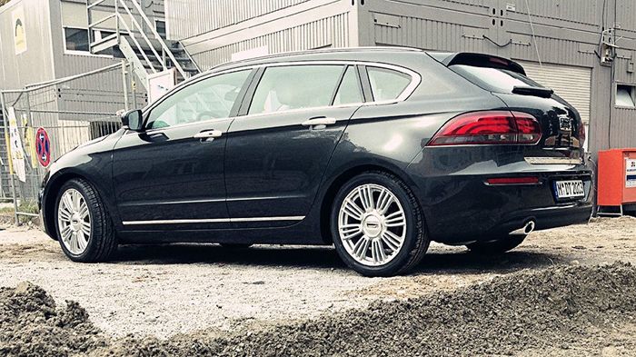 Το Qoros 3 Estate στις φωτογραφίες φαίνεται να φέρει γερμανικές πινακίδες και αποτελεί τη στέισον βάγκον εκδοχή του 3 Sedan.