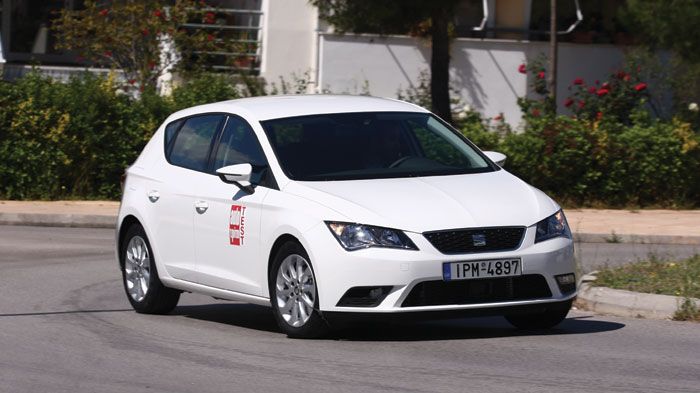 Πίσω από το τιμόνι του SEAT Leon 1,4 TGI o οδηγός δύσκολα θα αντιληφθεί το έξτρα βάρος των –πολλών– 135 κιλών, που προσθέτουν κυρίως οι δε