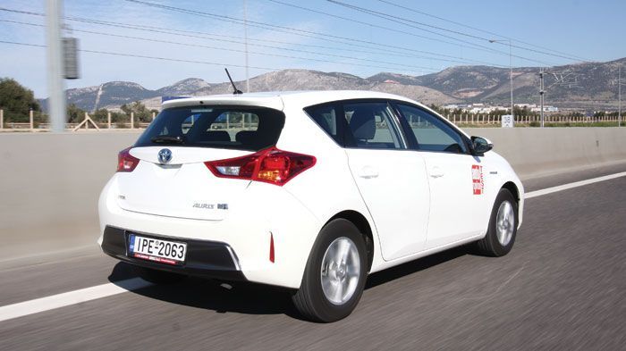 Το Toyota Auris HSD δε χάνει την αυτοκυριαρχία του και η υποστροφή στο όριο έρχεται προοδευτικά και ελεγχόμενα. 