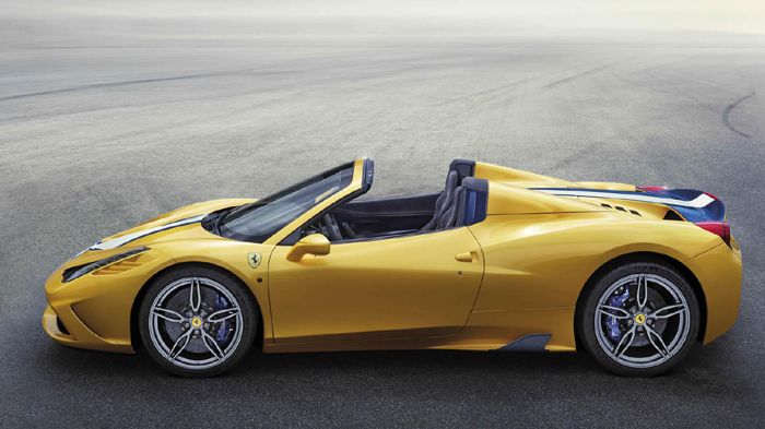 Η μεταλλική οροφή της 458 Speciale A αναδιπλώνεται σε 14 δλ. και χάρη στην αλουμινένια κατασκευή της, προσέθεσε μόλις 50 κιλά στο βάρος του οχήματος, 