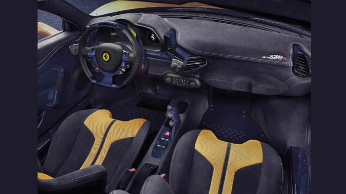 Στο εσωτερικό έχουν χρησιμοποιηθεί μπλε ανθρακονήματα στο ταμπλό και στις πόρτες, ενώ τα καθίσματα είναι επενδυμένα με Alcantara.