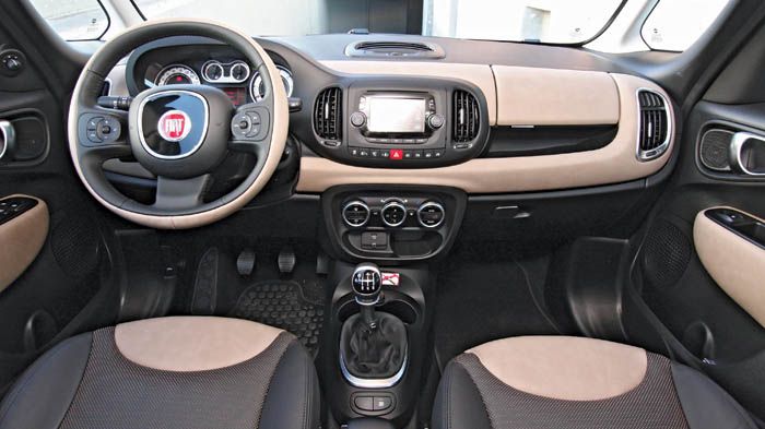 Στιβαρή κατασκευή και trendy σχεδίαση και για το ταμπλό του 500L Living.	