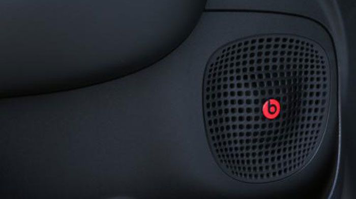 H σφραγίδα του Dr.Dre αποτυπώνεται επάνω στα πλαϊνά ηχεία του νέου Fiat 500L Beats Edition.