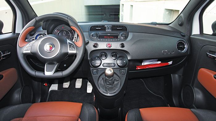 Αγωνιστικός διάκοσμος με σχετικές πινελιές και στιβαρή κατασκευή στην καμπίνα του Abarth 595 Competizione.	