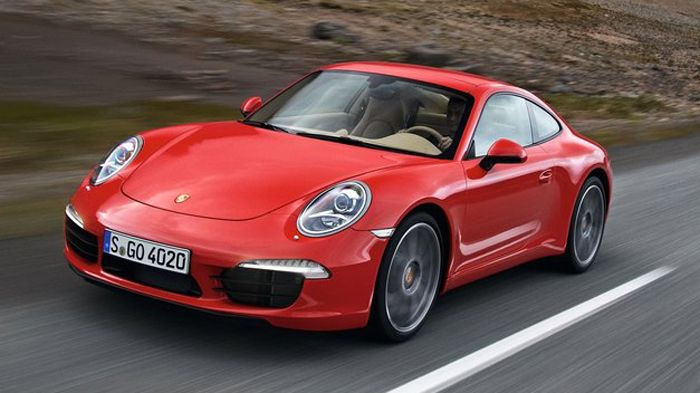 Μηχανικά, η νέα Porsche 911 Targa θα λάβει τους κινητήρες του εικονιζόμενου coupe μοντέλου και συγκεκριμένα το 3,4 λτ. 6κύλινδρο boxer μοτέρ που αποδί