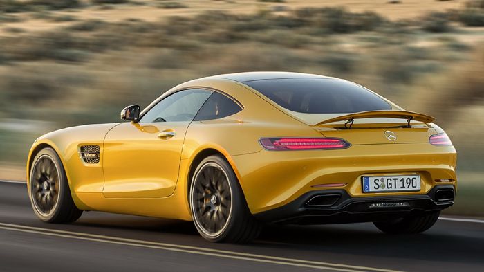 Μεταφέροντας το κέντρο βάρους κοντύτερα στο έδαφος και επιτυγχάνοντας ένα σχεδόν ιδανικό «ζύγισμα», οι μηχανικοί της Mercedes ενισχύουν τα οδηγικά χαρ