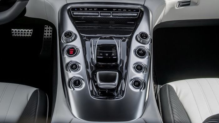 Η φαρδιά κεντρική κονσόλα κυριαρχεί στο εσωτερικό, με τις λειτουργίες της μονάδας AMG Drive Unit να έχουν διάταξη σχήματος «V».