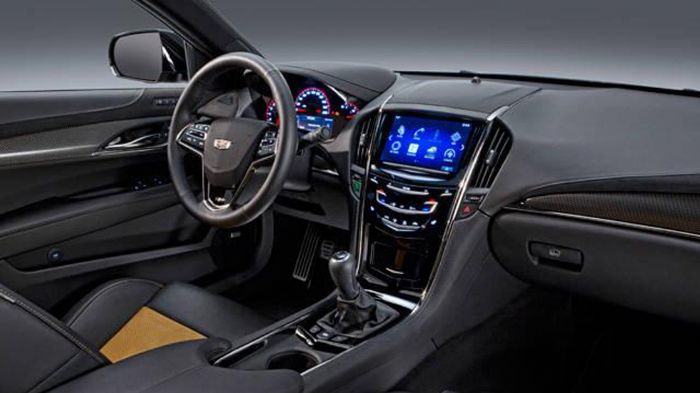 Το εσωτερικό έρχεται από το «κανονικό» μοντέλο, αλλά έχουν τοποθετηθεί «πινελιές» ανθρακονήματος, ειδικές πλακέτες και ένα νέο τιμόνι με paddles και τ