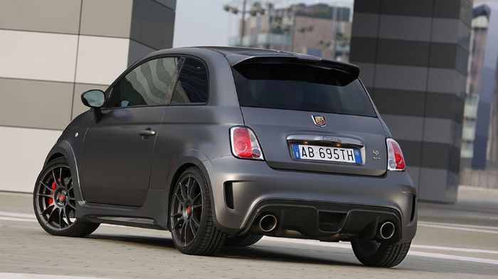 Το Abarth 695 biposto ζυγίζει 997 κιλά και εφοδιάζεται από τον υπερτροφοδοτούμενο κινητήρα 1,4 λτ.που για την περίσταση αποδίδει 190 ίππους στις 5.500