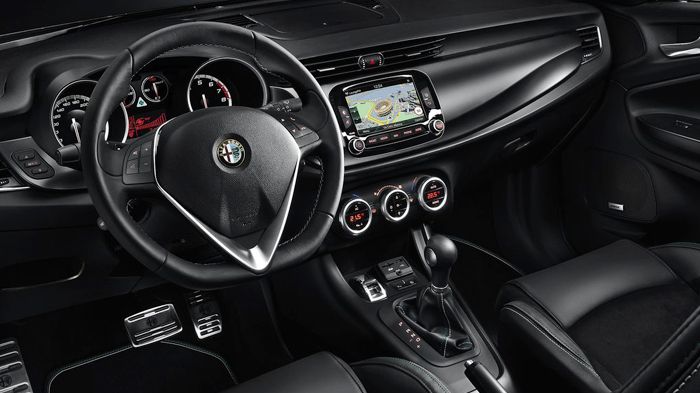 Το εσωτερικό προέρχεται από την «κανονική» Giulietta, με τη διαφορά να γίνεται από τα σπορ καθίσματα, το flat-bottom τιμόνι, τα λογότυπα QV, τους αισθ