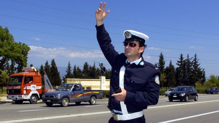 Αν πληρώσει κάποιος το πρόστιμο και ασφαλίσει το αυτοκίνητό του, μπορεί να πάρει πίσω τις πινακίδες και το δίπλωμά του άμεσα (ακόμα και αν δεν έχουν π