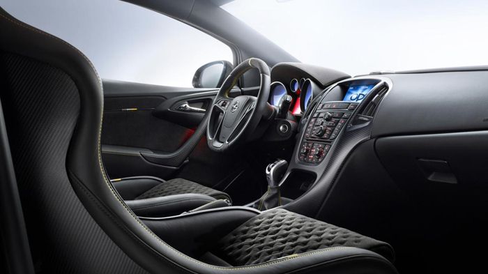 Το Astra OPC EXTREME διαθέτει έναν ενσωματωμένο κλωβό ασφάλειας, αγωνιστικά καθίσματα και ζώνες ασφαλείας έξι σημείων, τα οποία αποτελούν άριστο εξοπλ