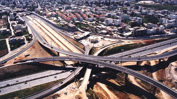 Οι οδηγοί, εκτός από την οδηγική εμπειρία σε μια άρτια υποδομή, έγιναν αποδέκτες ευγένειας και επαγγελματισμού από τους υπαλλήλους της Αττικής Οδού, σ
