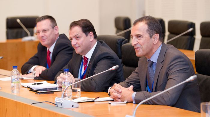Από δεξιά: Στήβεν Σίρτης, Γενικός Διευθυντής της εταιρείας Kosmocar,
Δημήτρης Καβούρης, Επικεφαλής της Audi, Θανάσης Αγγελής, Προϊστάμενος Δημοσίων Σ