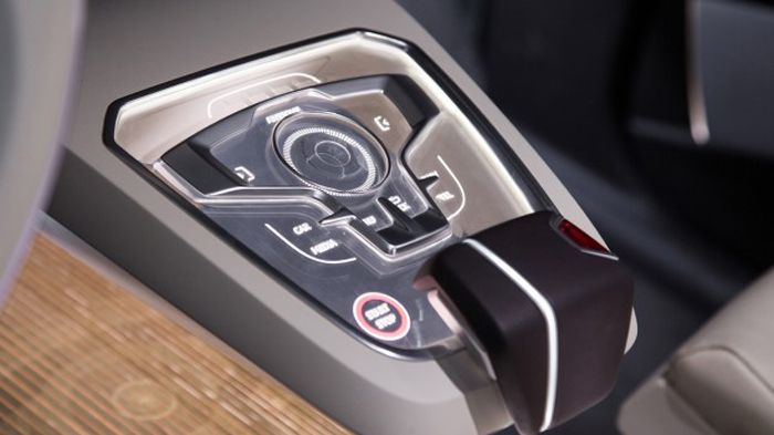 Το γνώριμο σύστημα MMI της Audi –στην κεντρική κονσόλα- φαίνεται ότι «παίζει» πλέον πρωταγωνιστικό ρόλο σε όλες τις λειτουργίες, ενώ διαθέτει πλ