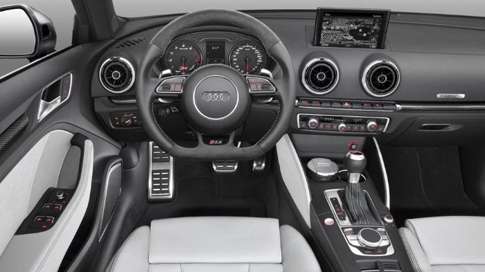 Στο εσωτερικό πάλι του νέου RS3 Sportback ξεχωρίζουν οι δερμάτινες επενδύσεις των καθισμάτων από υψηλής ποιότητας Nappa, τα σπορτίφ πεντάλ από αλουμίν