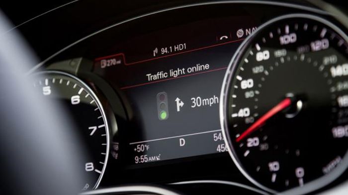 Το εν λόγω σύστημα μπορεί να ειδοποιεί, εφόσον υπάρχουν σηματοδότες στους δρόμους, για το πότε θα ανάψει το πράσινο, ώστε να προετοιμάζεται ο οδηγός.