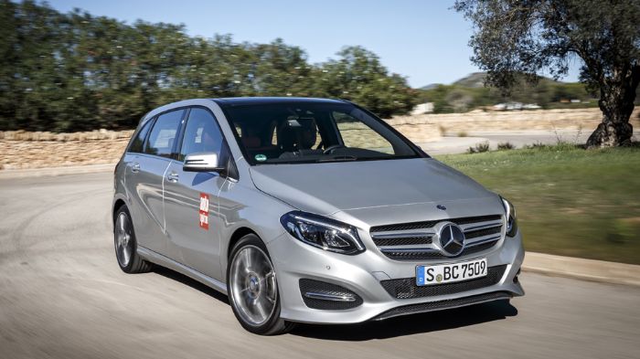 Στην ανανεωμένη Mercedes B-Class, ξεχωρίζει στο εμπρός μέρος της, η νέα γρίλια της μάσκας, οι μεγαλύτερες εισαγωγές αέρα, αλλά και τα φώτα LED, τα οπο