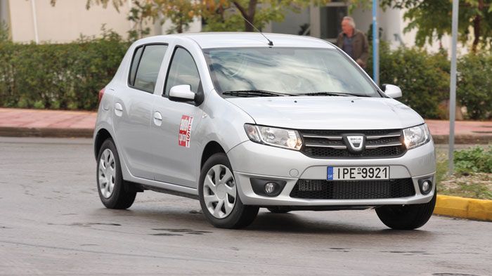 Ολοκληρωμένη είναι η οδική συμπεριφορά του μοντέλου, όπου υπό πίεση, το Sandero εμπνέει σιγουριά, ενώ σε καθημερινούς ρυθμούς η ανάρτηση απορροφά τις 