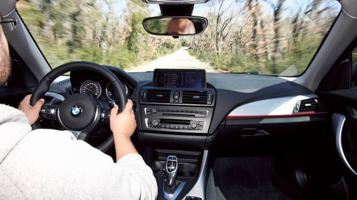 Σπορ και άνεση είναι οι λέξεις που χαρακτηρίζουν τον εσωτερικό χώρο της νέας BMW Σειρά 2.	
