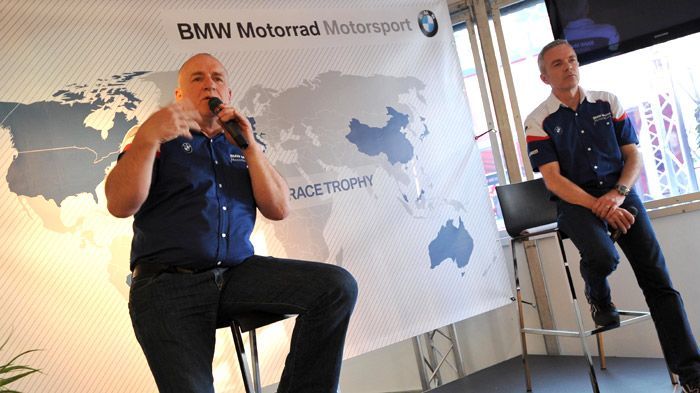 O Berthold Hauser (αριστερά), τεχνικός διευθυντής της BMW Motorrad Motorsport με τον διευθυντή Marketing, Udo Mark, κατά τη διάρκεια της παρουσίασης.