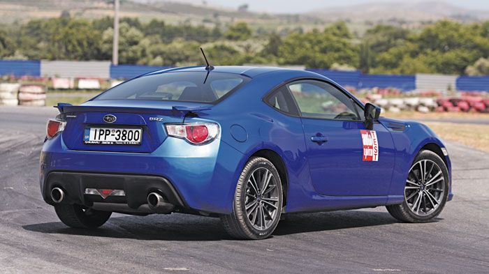 Με έντονο δυναμισμό το BRZ, ξεχωρίζει με το σφηνοειδές σουλούπι του εμπρός μέρους και τα φουσκωμένα φτερά στο πλάι. 