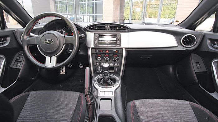 Λιτό, αλλά ποιοτικό το εσωτερικό. Τα πράγματα θα ήταν καλύτερα αν είχε ένα πιο εκσυγχρονισμένο στερεοφωνικό! Κατά τα λοιπά το σπορτιφ D.N.A. που διαθέ