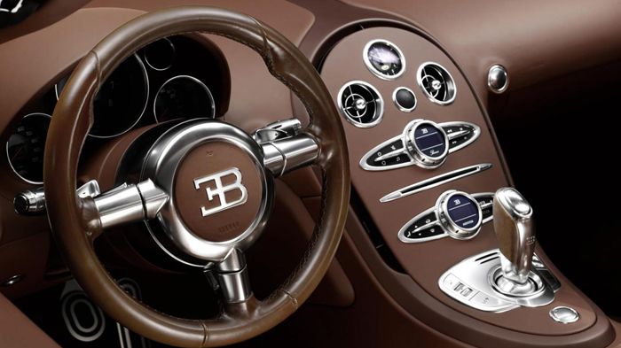 Στο εσωτερικό της «εξωτικής» αυτής Bugatti, βλέπουμε για πρώτη φορά δέρμα δύο αποχρώσεων σε ανοιχτό και πιο σκούρο καφέ, ενώ υπάρχουν λεπτομέρειες από