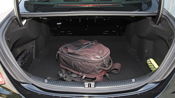 Μεγαλύτερος κατά 10 λτ. ο χώρος αποσκευών της Mercedes C-Class έναντι αυτού της CLA.
