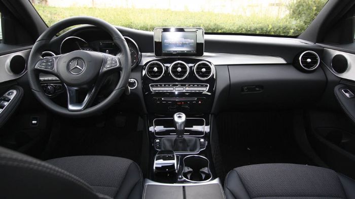 Η ποιότητα του εσωτερικού της C200 BlueTEC κινείται στα ποιοτικά επίπεδα που μας έχει συνηθίσει η φίρμα. Φινίρισμα και συναρμογή είναι υπεράνω κριτική