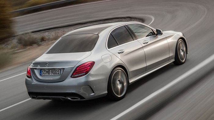 Περιέργως, η C450 AMG Sport δεν θα φέρει το 2λιτρο turbo μοτέρ των 360 ίππων, αλλά το 2λιτρο V6 των 372. Μάλλον θα θέλει να διαχωρίσει τη θέση της από