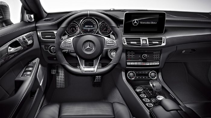Στο εσωτερικό της ανανεωμένης CLS63 AMG νέα είναι το τιμόνι με shift paddles και ασημί κάτω τμήμα, αλλά και η ανεξάρτητη έγχρωμη οθόνη των 8 ιντσών.