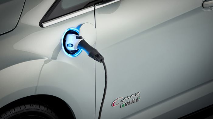 Το νέο Ford C-MAX Solar Energi Concept δεν θα εξαρτάται μόνο από την οικιακή ηλεκτρική πρίζα, αλλά θα μπορεί να φορτίζει τις μπαταρίες του και με ηλια