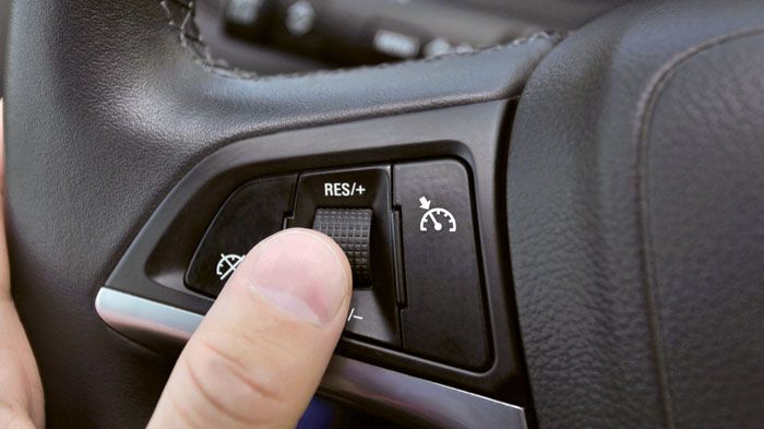 Στα περισσότερα αυτοκίνητα ο έλεγχος του cruise control γίνεται από χειριστήρια στο τιμόνι.