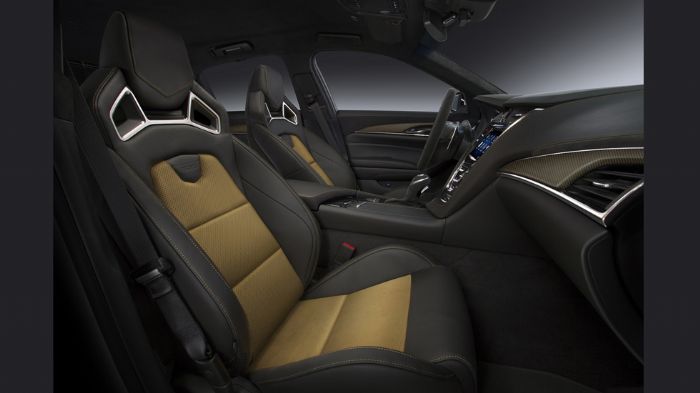 Στο εσωτερικό τοποθετήθηκαν σπορ καθίσματα ή προαιρετικά bucket της Recaro, ενώ κυριαρχεί η οθόνη των 12,3 ιντσών.